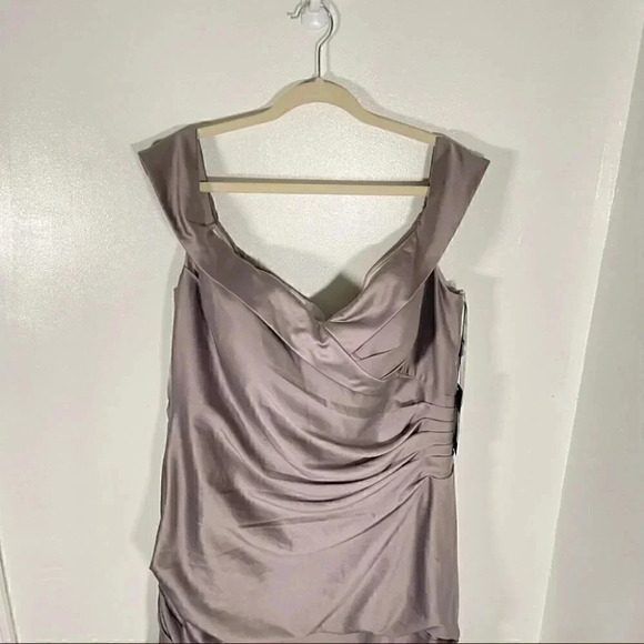 NWT La Femme Off the Shoulder Ruched Satin Trumpet Gown in Platinum - Picture 6 of 7